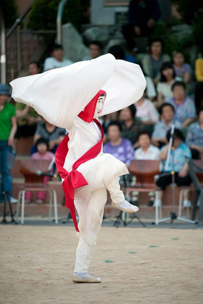 상좌춤마당 중 장삼자락춤