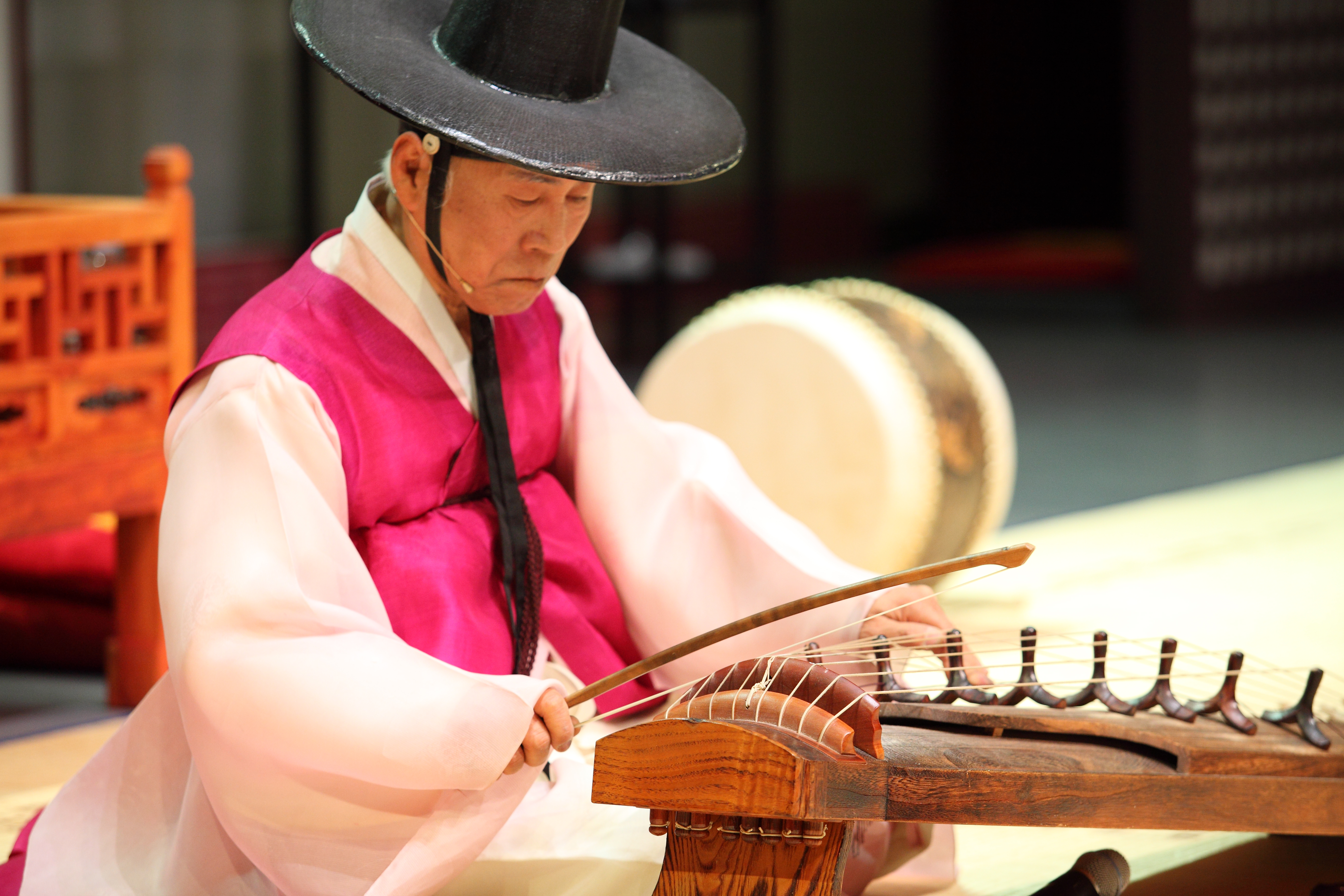 장월중선의 제자 김일구의 아쟁연주 모습이다.